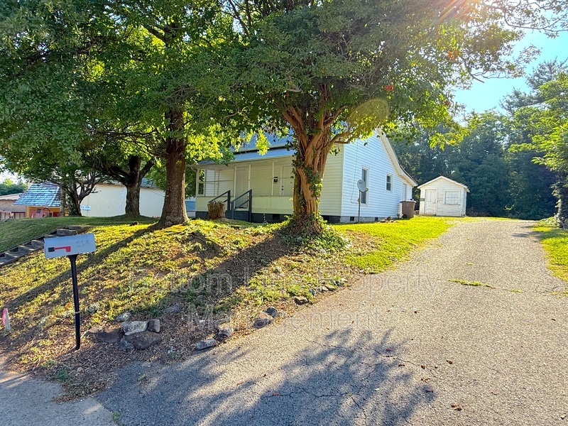 Shelby House: 216 Lineberger St