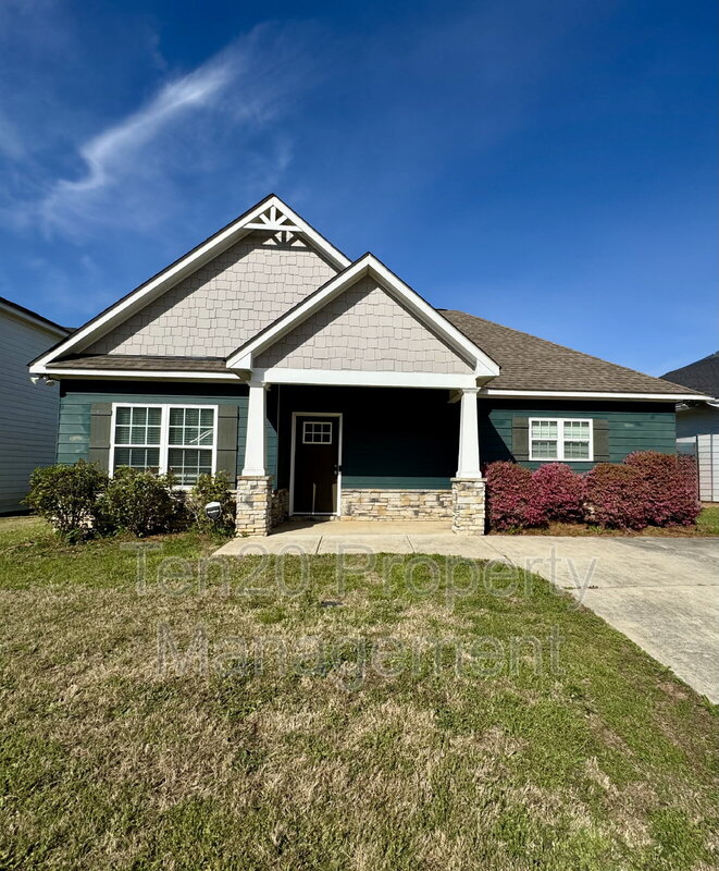 Phenix City House: 16 Vineyard Drive