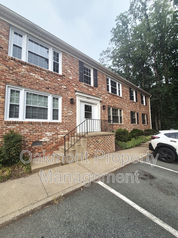 CHARLOTTESVILLE House: 2404 Barracks Ct apt 1 - 1