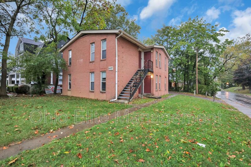 Columbus House: 1937 Summit St