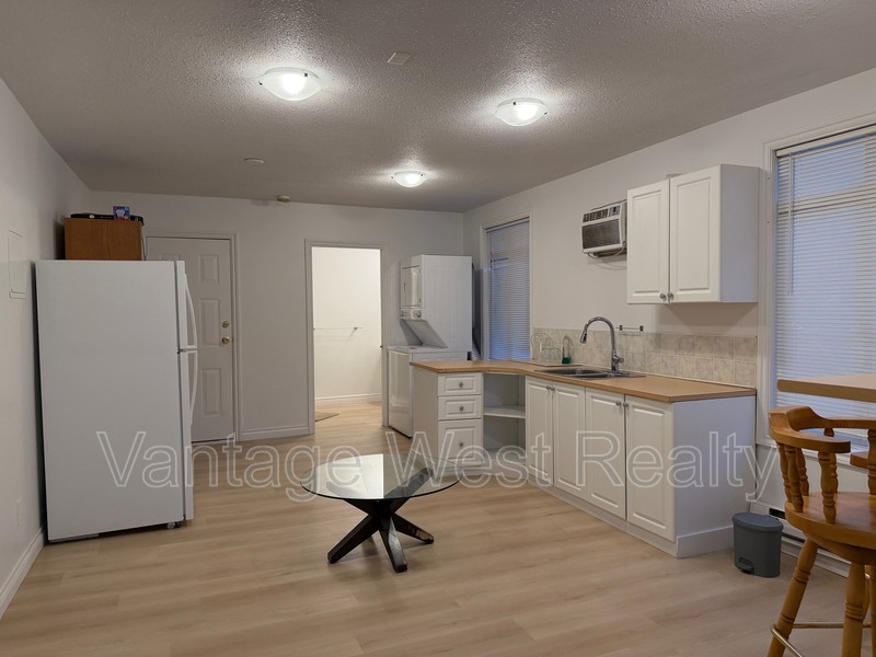 Kelowna House: 155-B Hardie Road