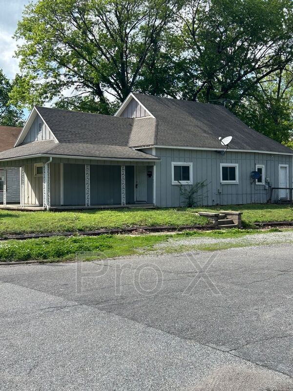 Pittsburg House: 502 W. 9th St.