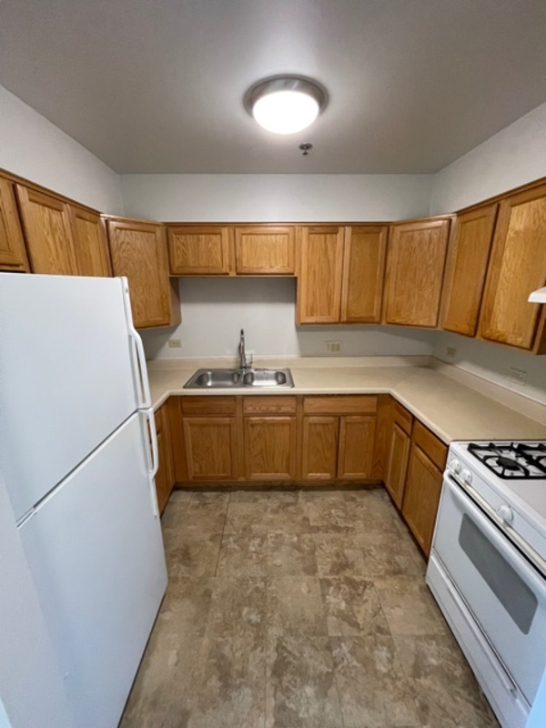 Round Lake Heights Apartment: 930 W Rollins Rd