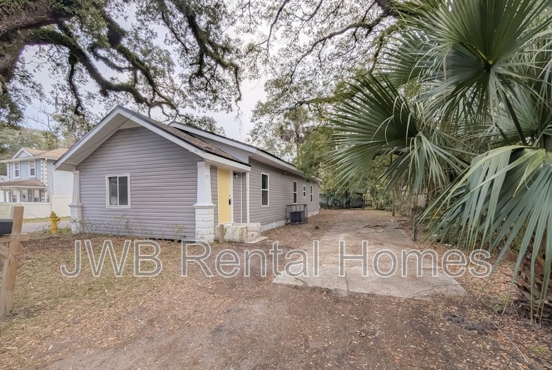 Jacksonville House: 203 Spring St