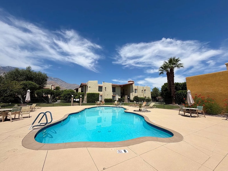 Palm Springs House: 1407 North Sunrise Way