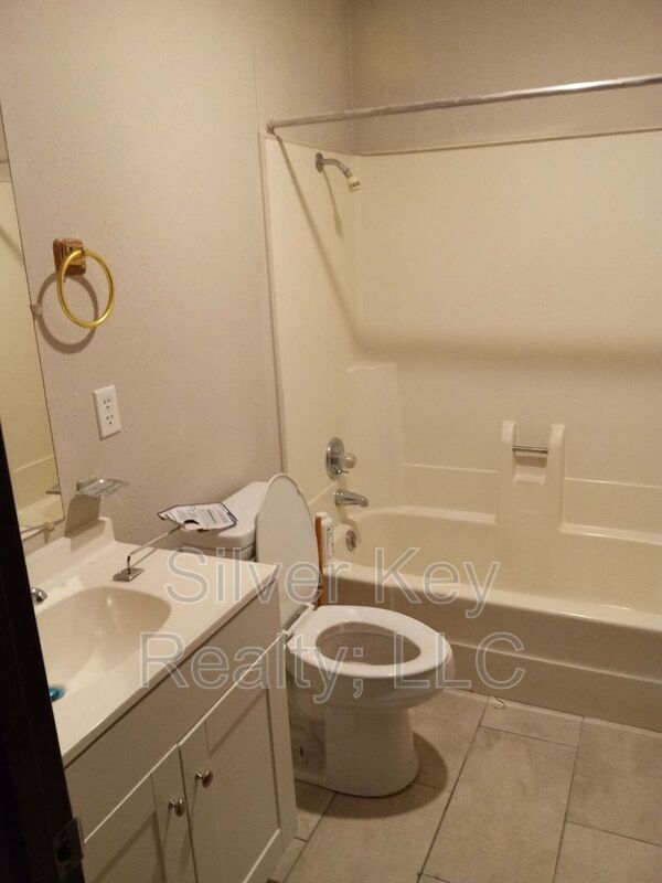 Madisonville House: 408 & 410 Oklahoma Street