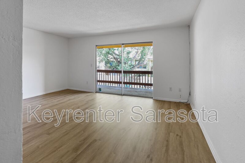 Sarasota House: 3461 Clark Rd