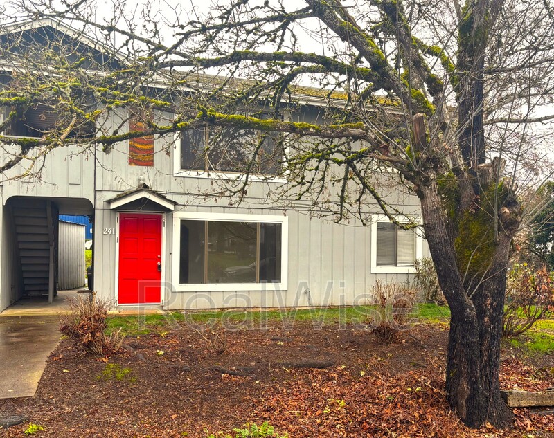 Winston Condo: 241 NW Rose St