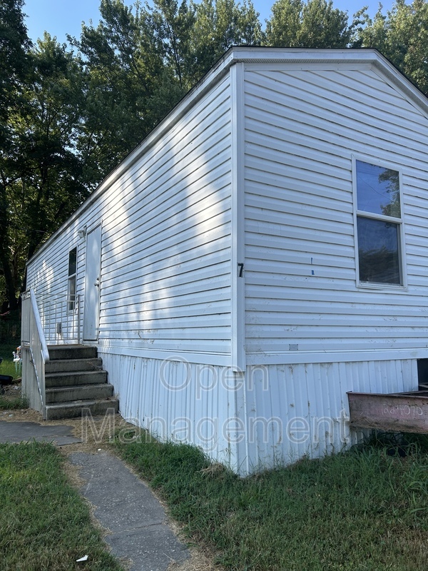 Springfield House: 710 North Farm Road 137