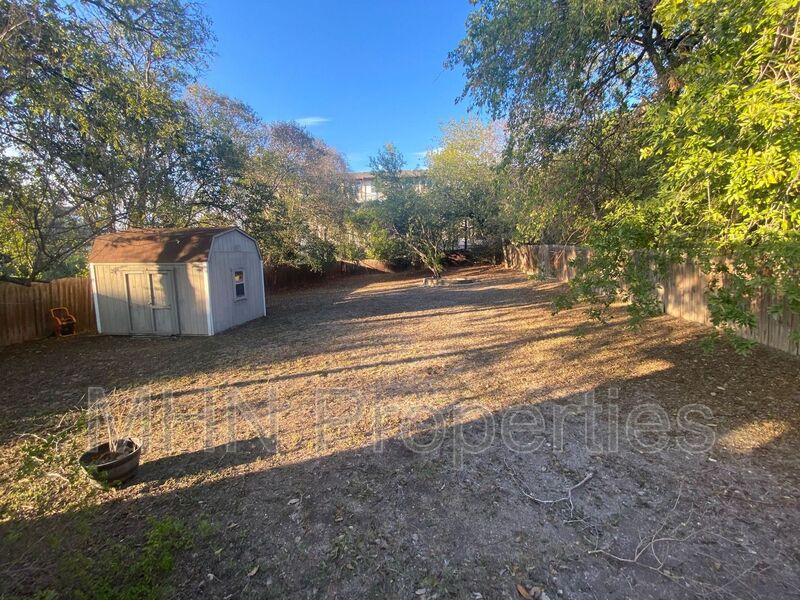 Amazing 3bed/2bath cottage feeling home with HUGE backyard in Alamo Heights school district! - Slider navigation 16