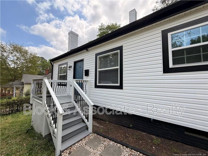 Fayetteville House: 122 Kensington Circle