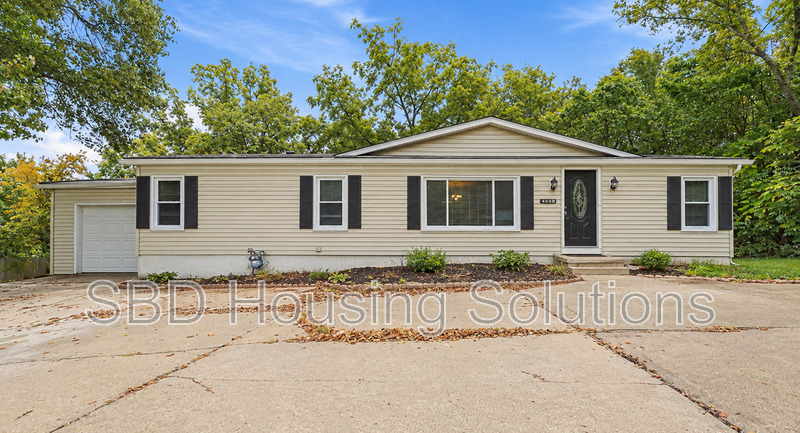 Blue Springs House: 104 N Countryside Ln