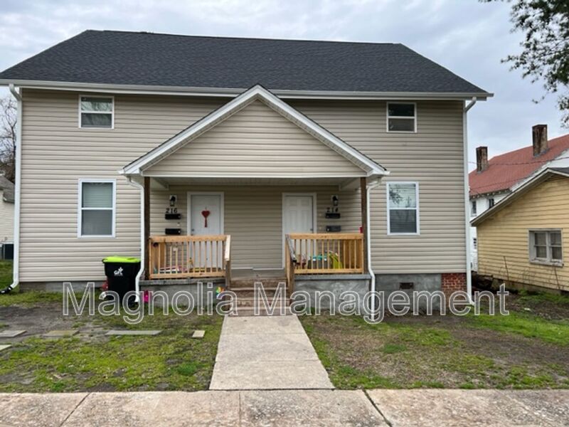 Henderson House: 216-A Walnut St.