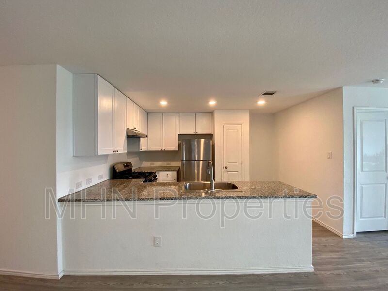 Beautiful newer construction home in the desirable Sage Meadows Community! - Photo 5