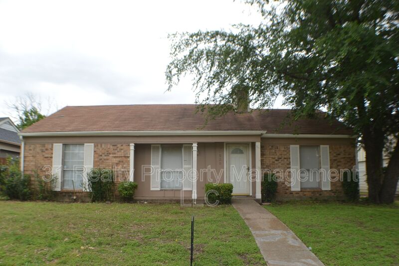 Dallas House: 1520 Pebblewood Dr