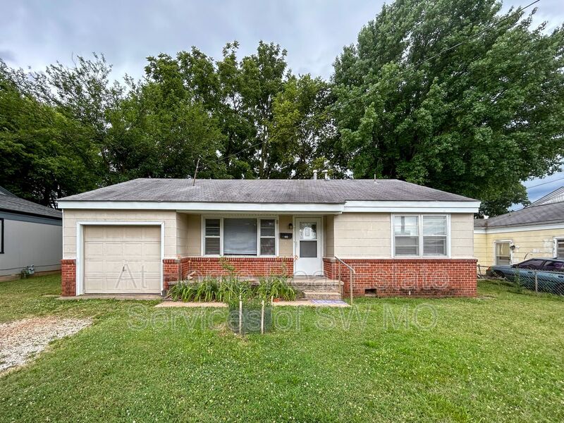 Springfield House: 306 W Lindberg