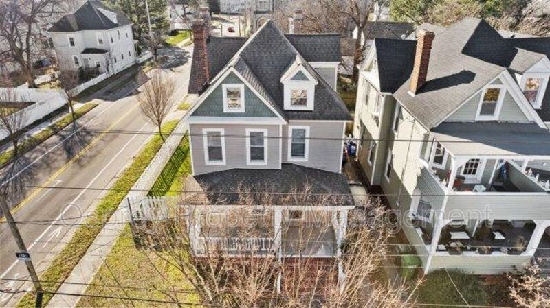 Gorgeous Victorian home in the Virginia Place Neighborhood - Slider navigation 5