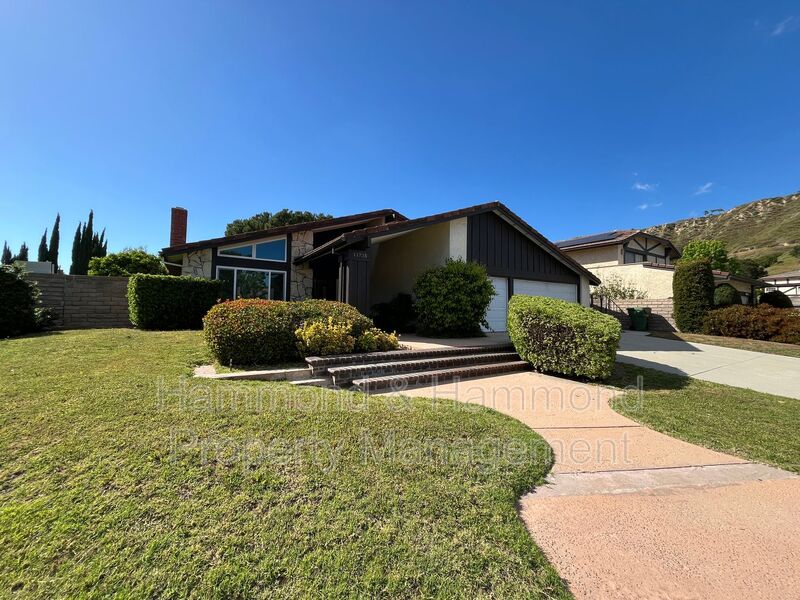 Porter Ranch House: 11735 La Tierra Ct.