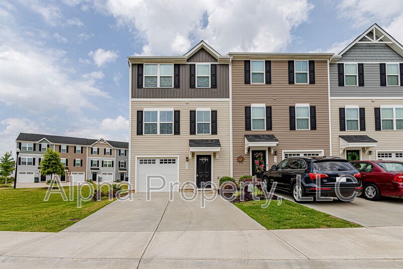 Simpsonville House: 301 Parkridge Way