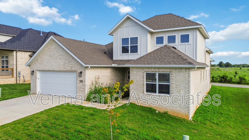 Centerton House: 910 Trestle Ln