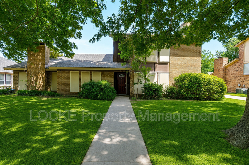 Benbrook House: 6428 Lago Vista Dr