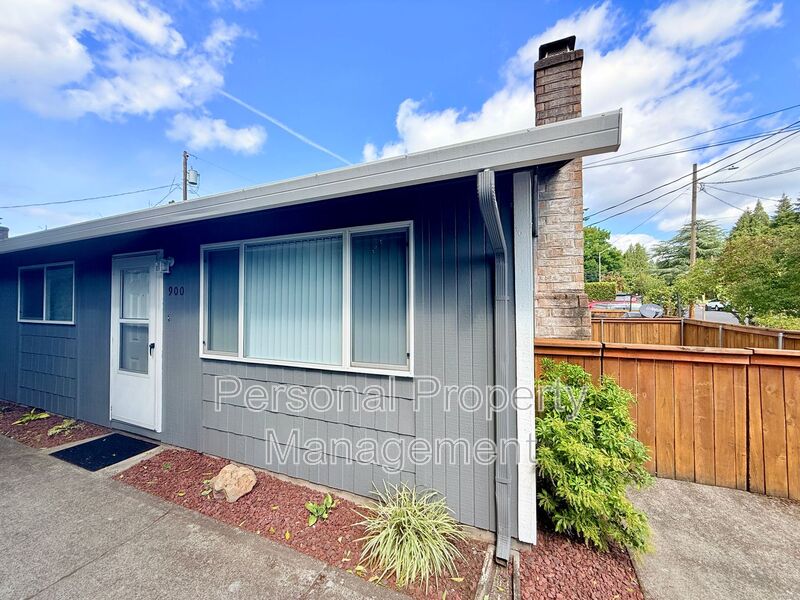Vancouver Townhome: 900 Z St
