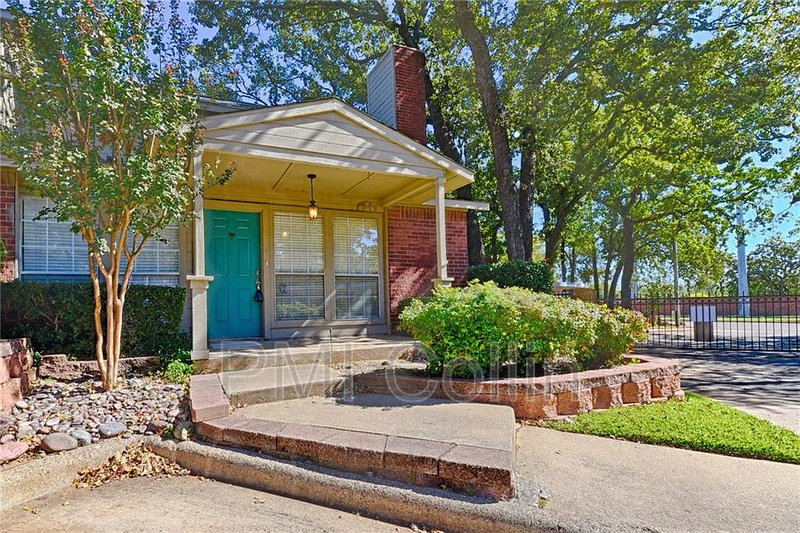 Fort Worth House: 1473 Meadowood Village Dr