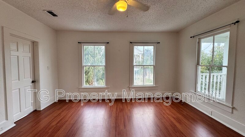 St Augustine House: 32 UP Sanford St