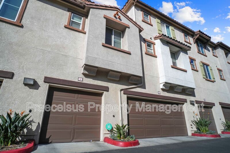 Chula Vista House: 2155 Caminito Leonzio