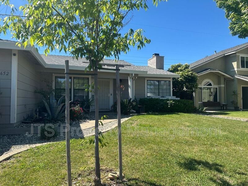 Roseville House: 652 Hanisch Drive