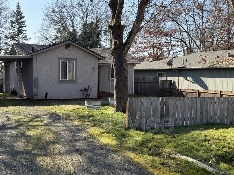Grants Pass House: 1221 SW I St