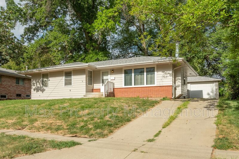 Des Moines House: 3934 Oakshire Rd