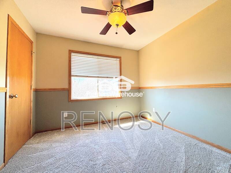 Waukee House: 330 NE Cardinal Ln