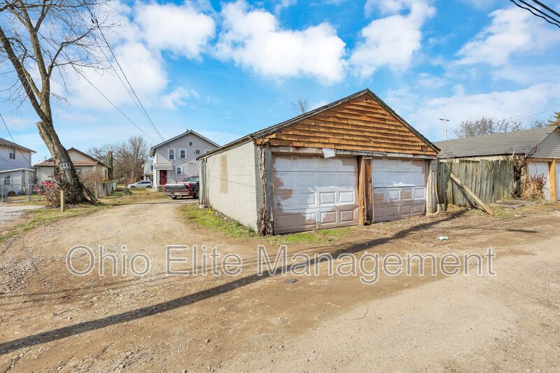 Columbus House: 254 S Wayne Ave