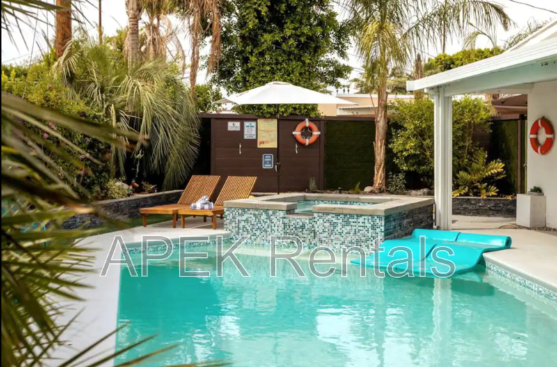 Palm Springs House: 547 N Sunrise Way