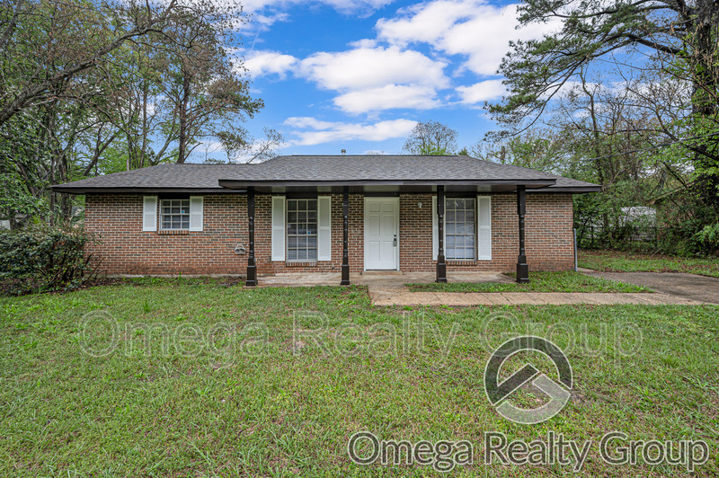 Prattville House: 217 Clubview Dr