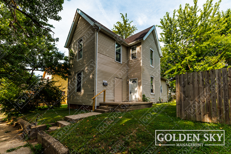 Muncie House: 216 North Pershing Drive
