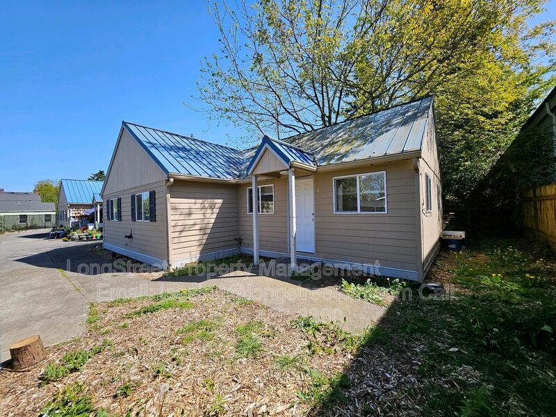 Portland House: 4553 NE 105th Ave