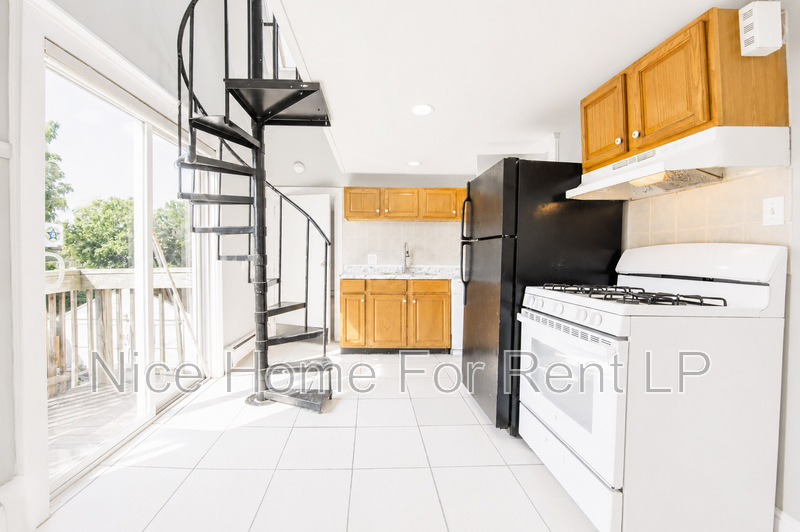 Riverside Condo: 330 Fairview  St, Apt C