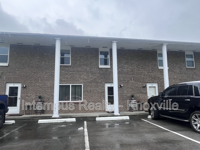 Seymour Townhome: 405 Iroquois Ln