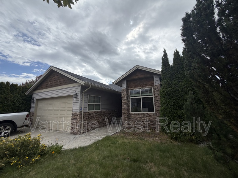 Kelowna Condo: 1539-A Wilmot Ave