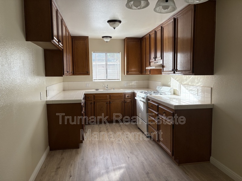 Montrose Condo: 2421 Montrose Ave