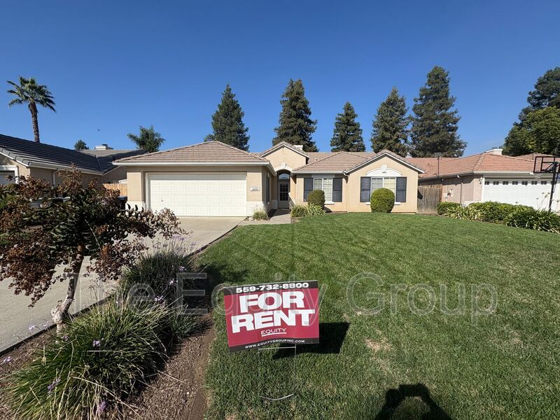 Visalia House: 5520 W La Vida Court