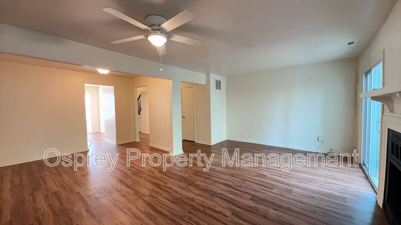Beautiful 3 Bedroom Home in Virginia Beach with Updated Kitchen! - Photo 4