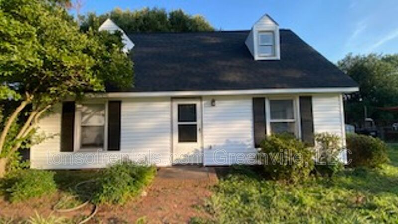 Simpsonville House: 803 Davenport Road
