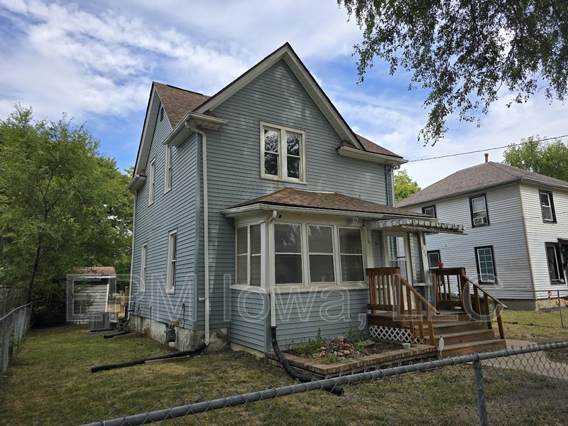 Waterloo House: 220 Center Street