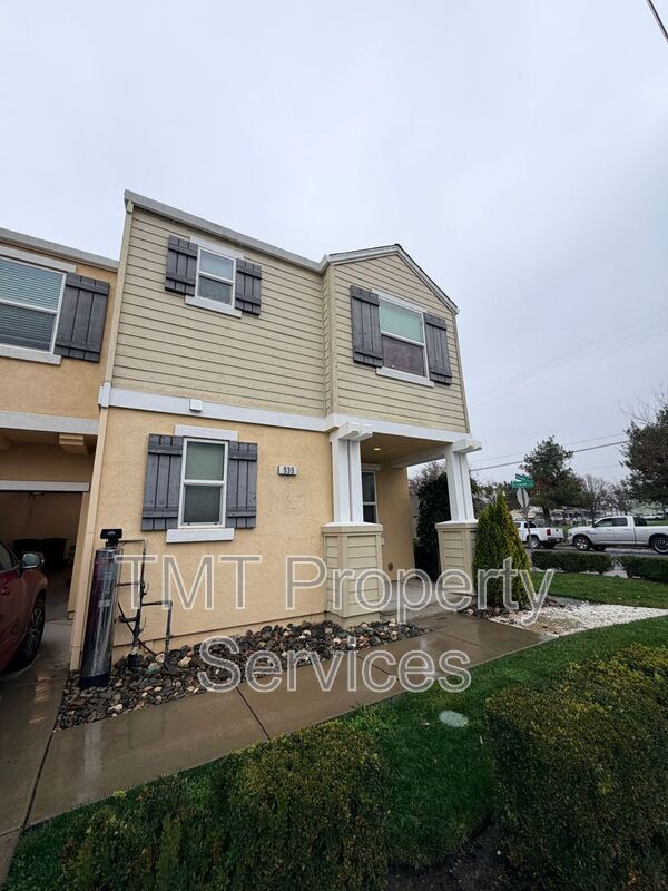 Sacramento House: 939 Dixieanne Avenue