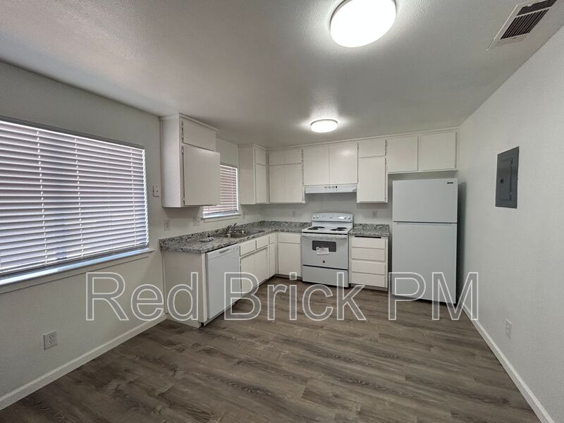 Chowchilla House: 105 Kings Ave