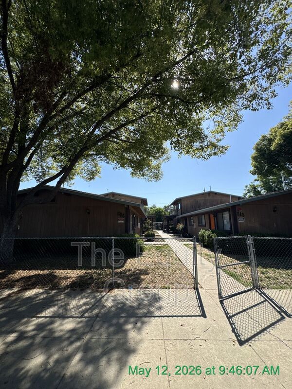 Visalia Condo: 806 South Court St