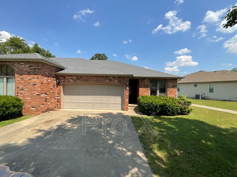 Carl Junction House: 124 W Briarbrook